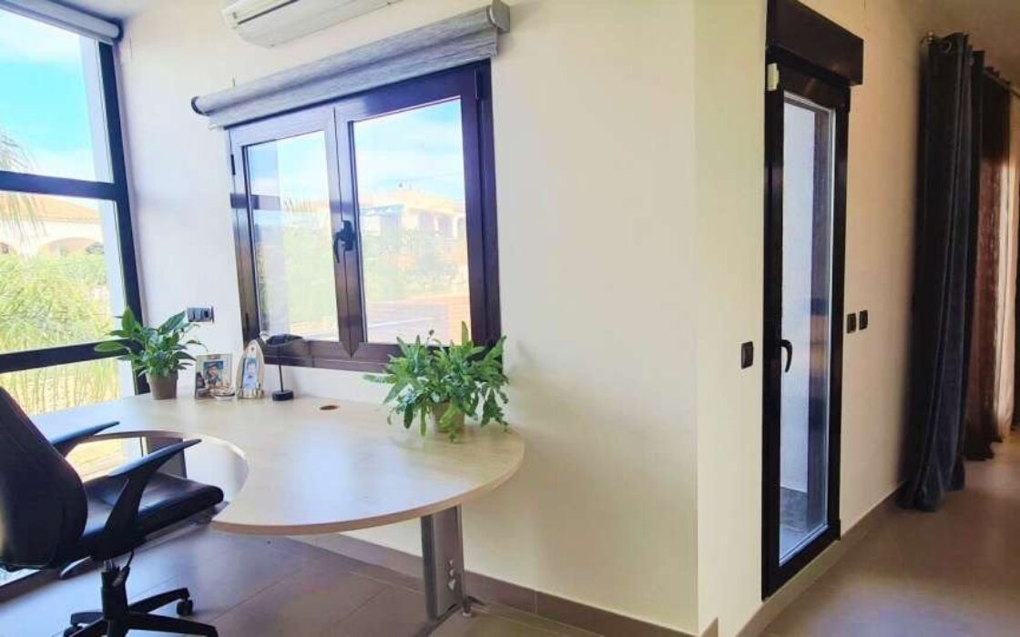 Вілла в Кальпе з 5 спальнями та басейном біля моря