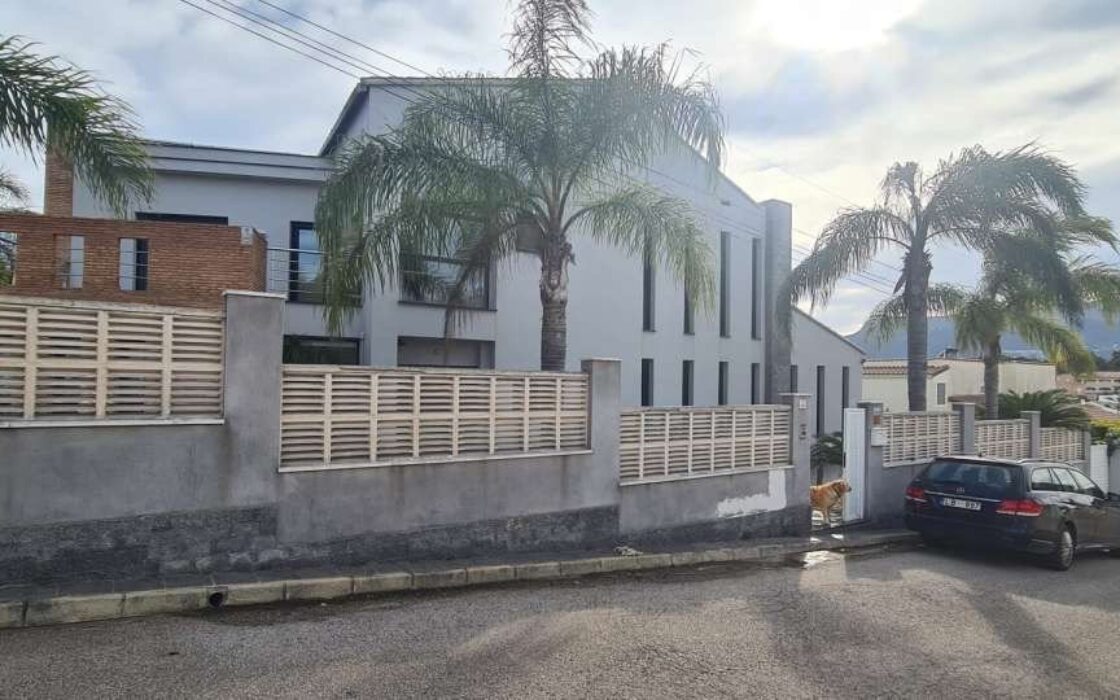 Вілла в Кальпе з 5 спальнями та басейном біля моря