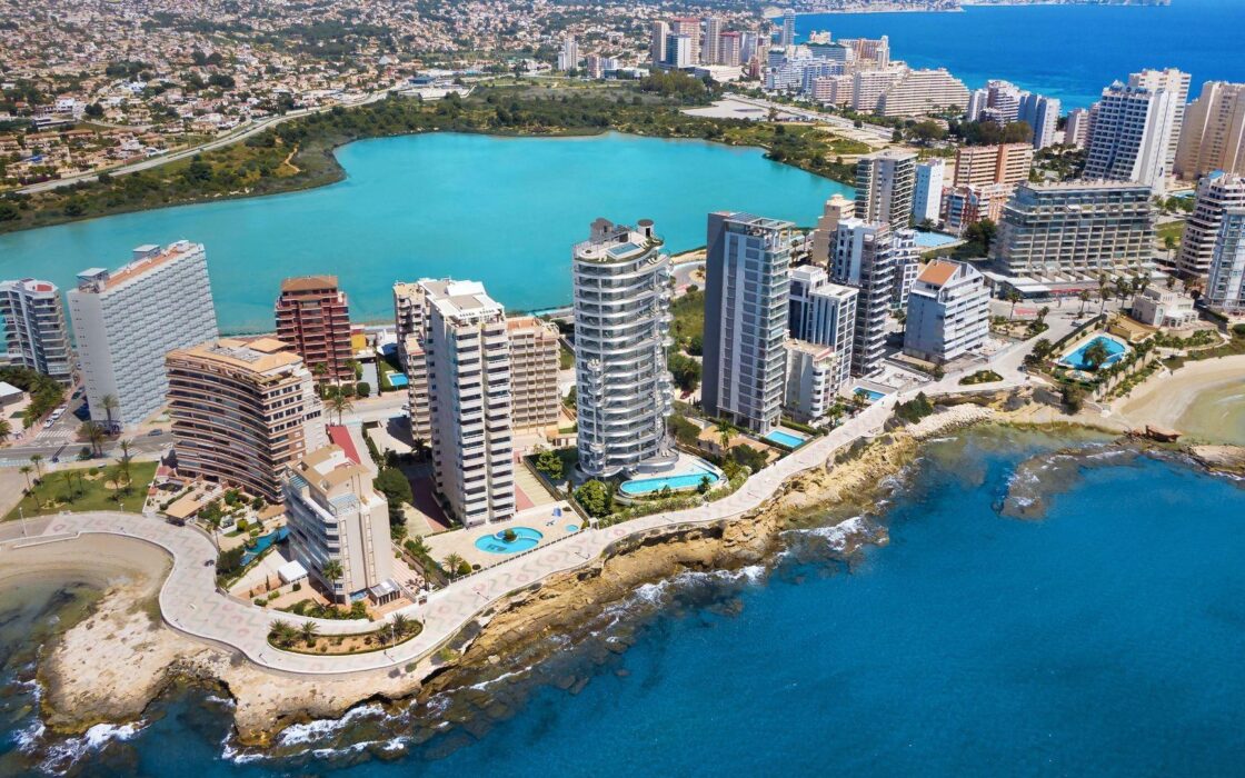 Сучасні будинки біля моря в Кальпе з панорамним видом