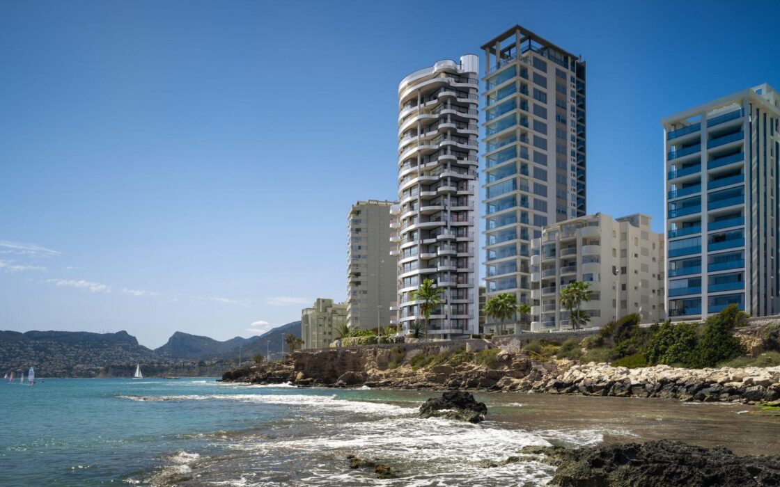 Сучасні будинки біля моря в Кальпе з панорамним видом