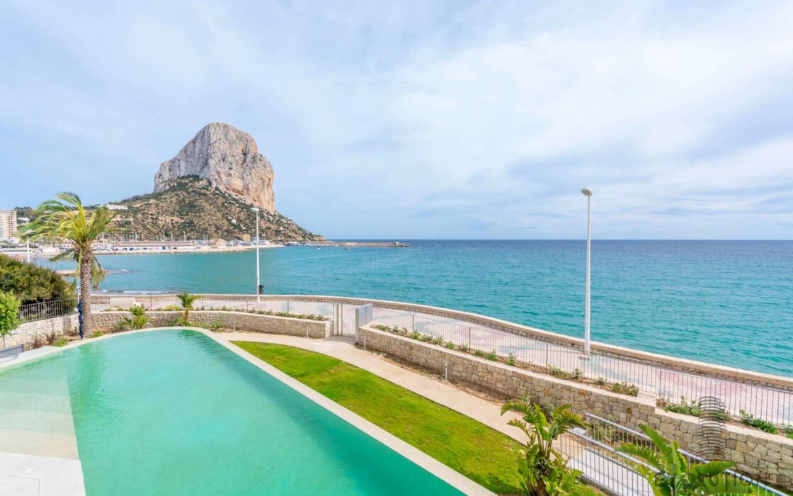 Сучасні будинки біля моря в Кальпе з панорамним видом