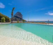 Сучасні будинки біля моря в Кальпе з панорамним видом