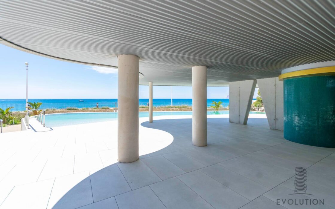 Сучасні будинки біля моря в Кальпе з панорамним видом