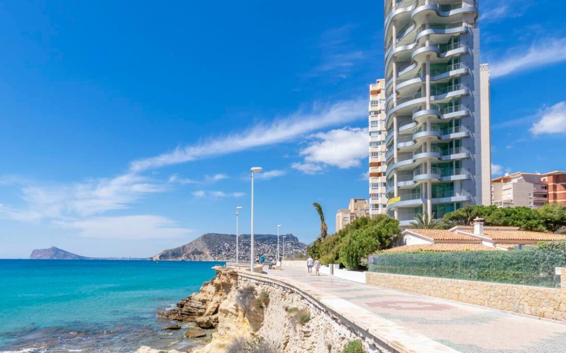 Сучасні будинки біля моря в Кальпе з панорамним видом
