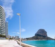 Сучасні будинки біля моря в Кальпе з панорамним видом