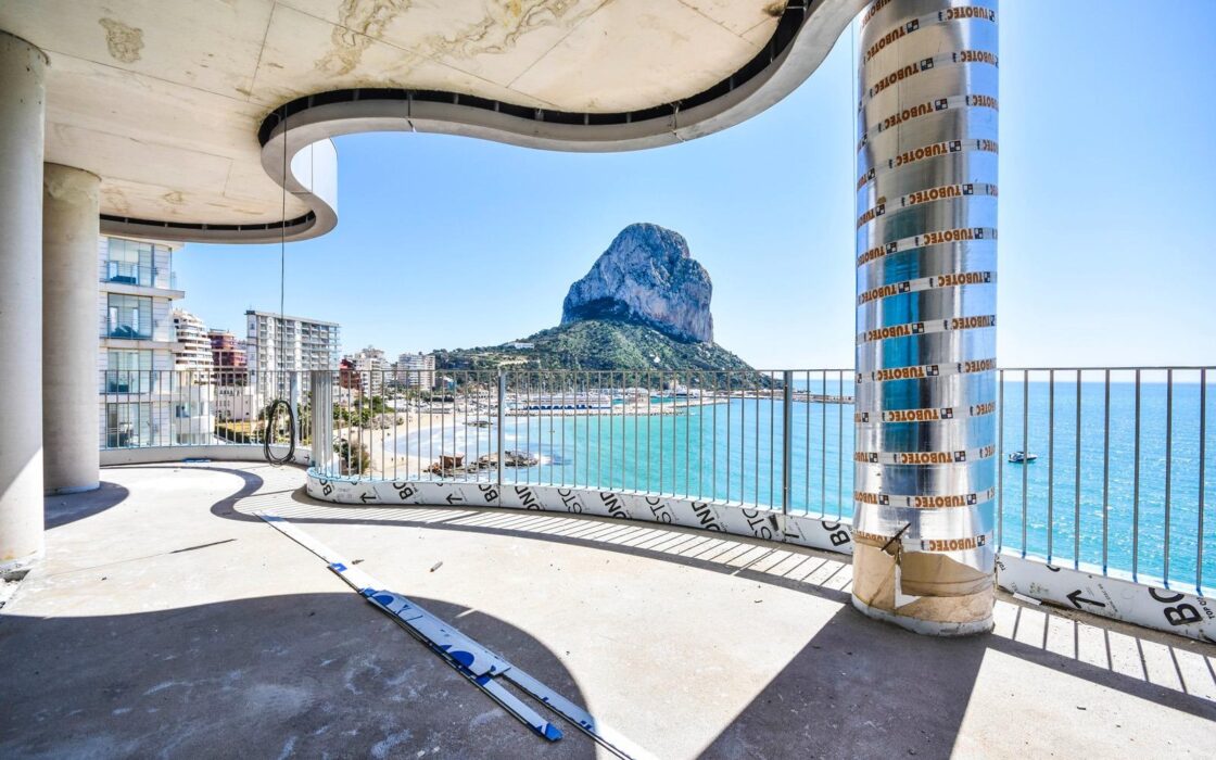 Сучасні будинки біля моря в Кальпе з панорамним видом