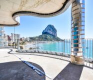 Сучасні будинки біля моря в Кальпе з панорамним видом