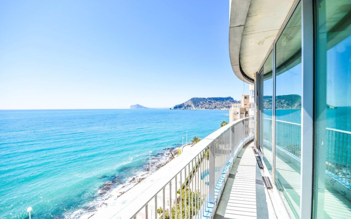 Сучасні будинки біля моря в Кальпе з панорамним видом