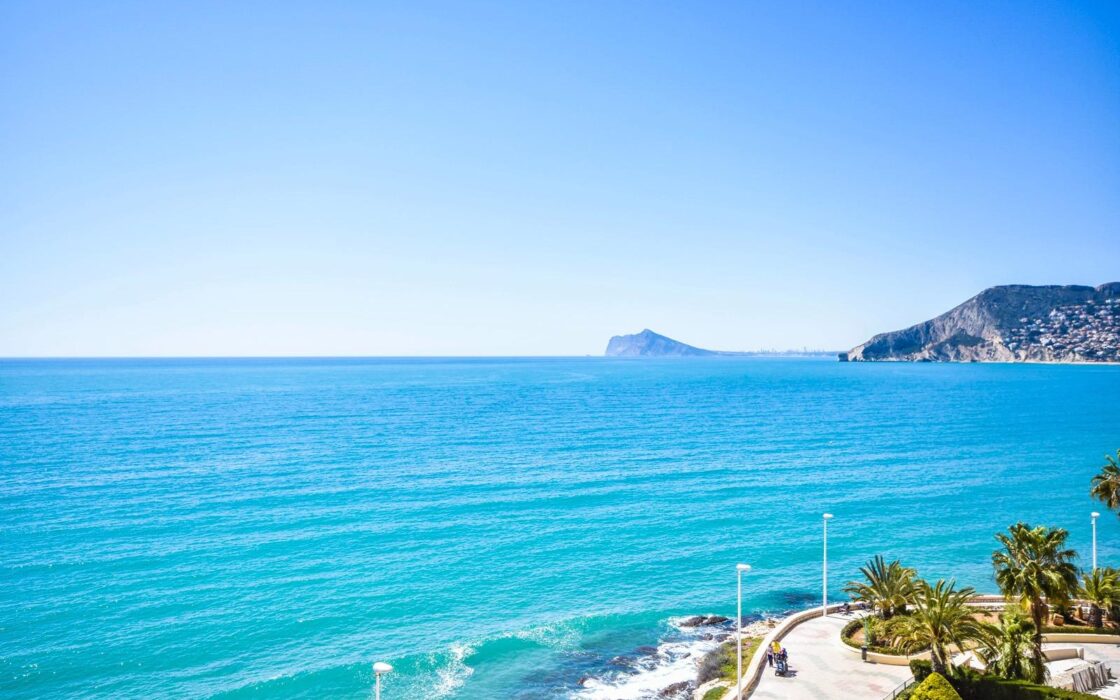 Сучасні будинки біля моря в Кальпе з панорамним видом