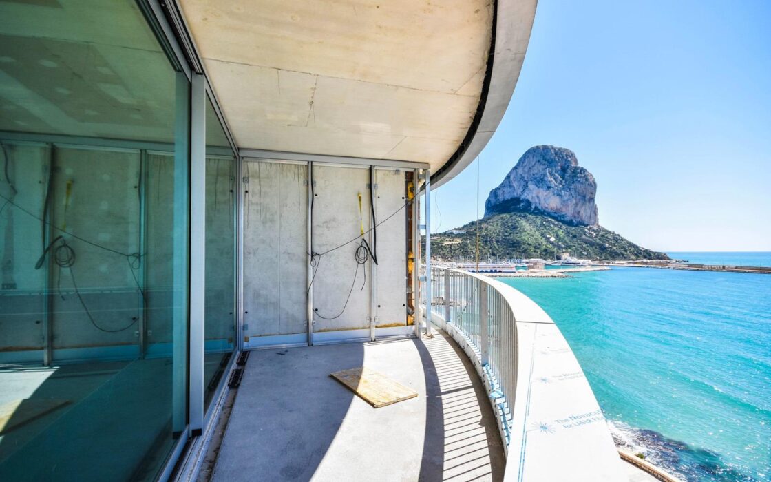 Сучасні будинки біля моря в Кальпе з панорамним видом