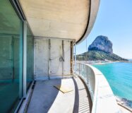 Сучасні будинки біля моря в Кальпе з панорамним видом