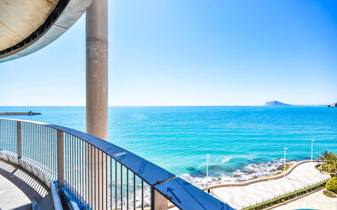 Сучасні будинки біля моря в Кальпе з панорамним видом