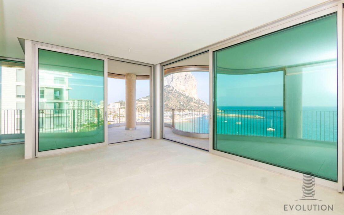 Сучасні будинки біля моря в Кальпе з панорамним видом