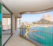 Сучасні будинки біля моря в Кальпе з панорамним видом