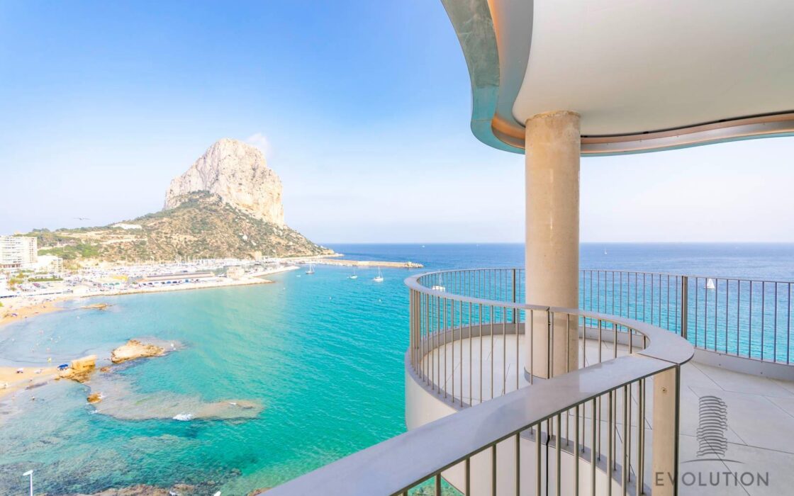 Сучасні будинки біля моря в Кальпе з панорамним видом