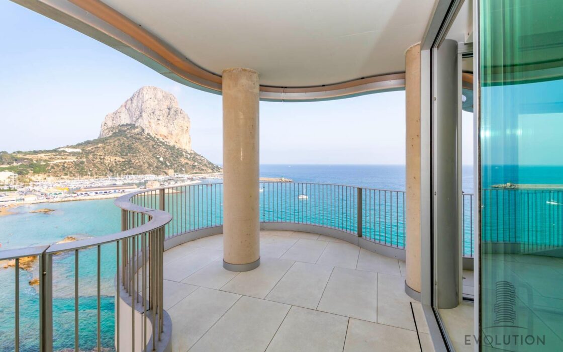 Сучасні будинки біля моря в Кальпе з панорамним видом