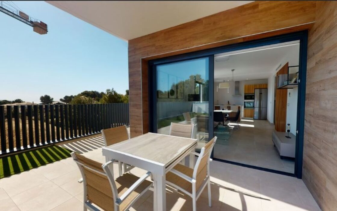 Новые виллы в Ла Нусии с террасой и бассейном 141 кв.м