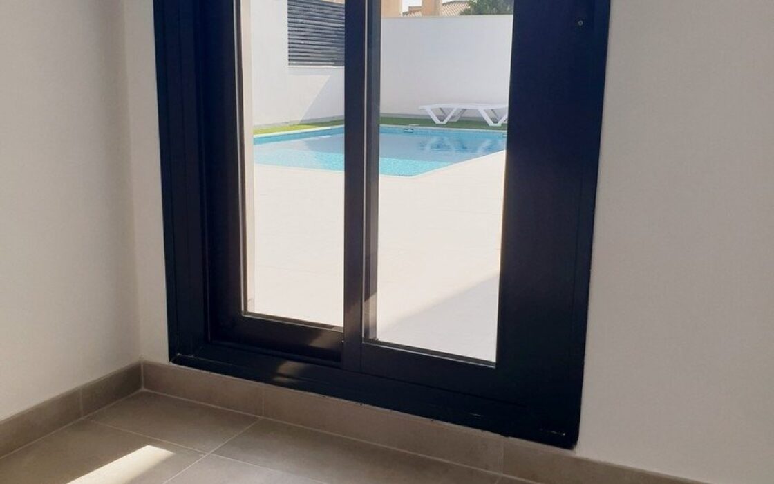 Нові вілли в Пінар-де-Камповерде з солярієм та ділянкою