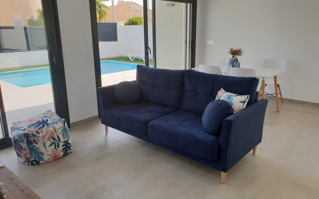 Нові вілли в Пінар-де-Камповерде з солярієм та ділянкою