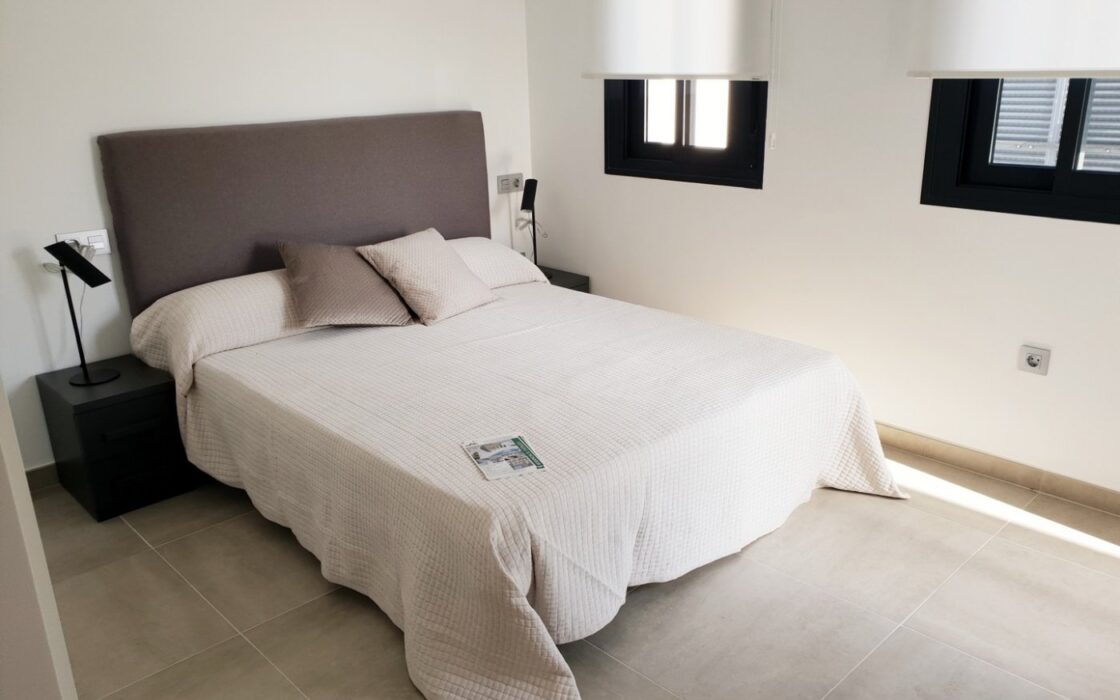 Нові вілли в Пінар-де-Камповерде з солярієм та ділянкою