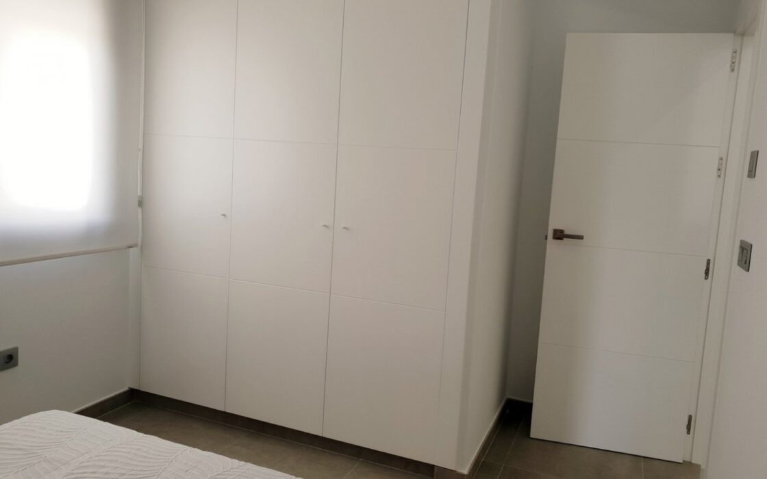 Нові вілли в Пінар-де-Камповерде з солярієм та ділянкою