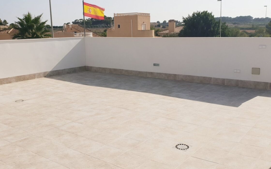 Нові вілли в Пінар-де-Камповерде з солярієм та ділянкою