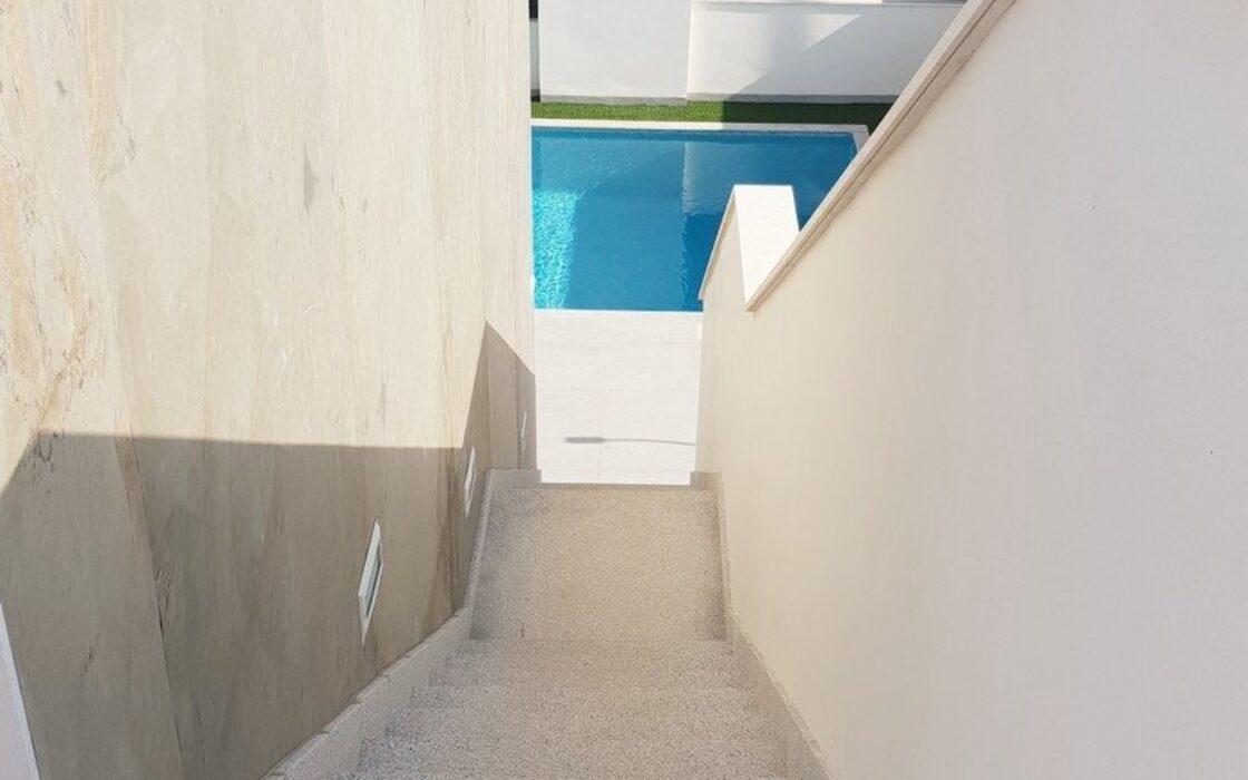 Нові вілли в Пінар-де-Камповерде з солярієм та ділянкою