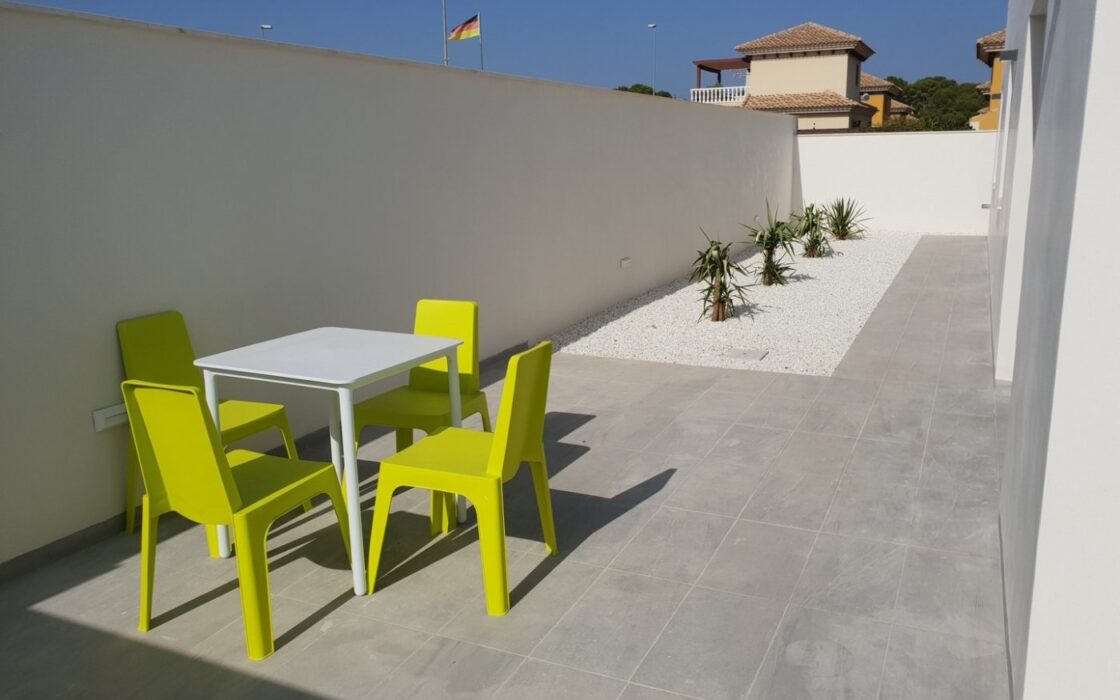 Нові вілли в Пінар-де-Камповерде з солярієм та ділянкою