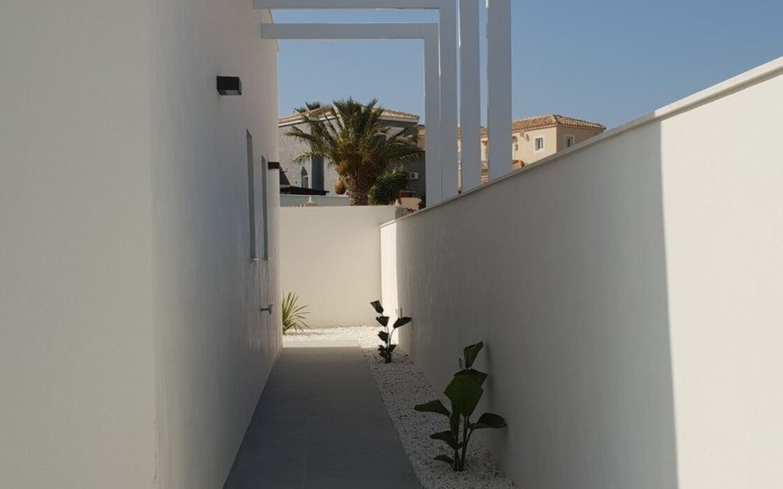 Нові вілли в Пінар-де-Камповерде з солярієм та ділянкою