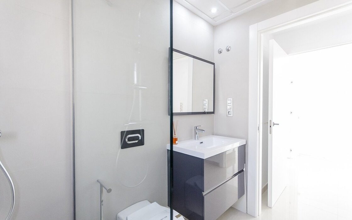 Нові вілли в Лос-Монтесинос з терасою та басейном