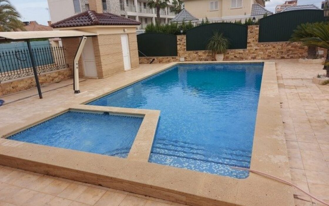 Вілла 600 кв.м в Торрев’єсі з басейном та ліфтом