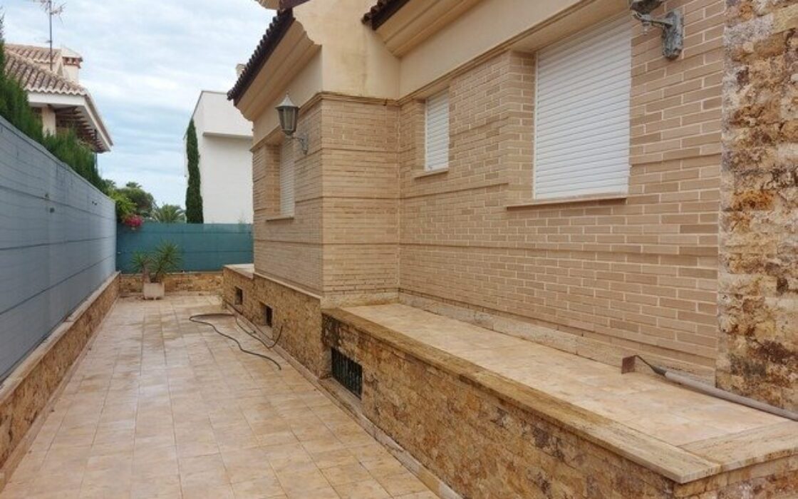 Вілла 600 кв.м в Торрев’єсі з басейном та ліфтом