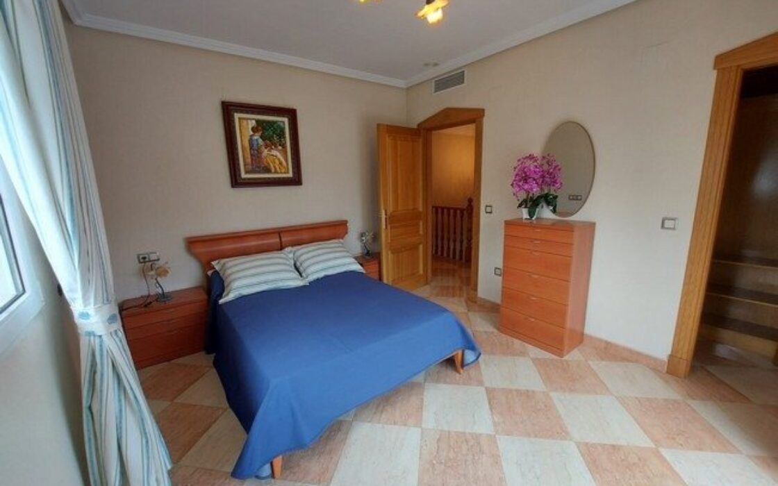 Вілла 600 кв.м в Торрев’єсі з басейном та ліфтом