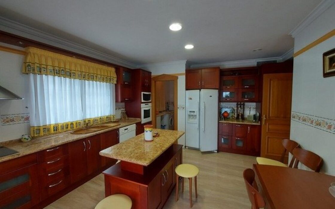 Вілла 600 кв.м в Торрев’єсі з басейном та ліфтом