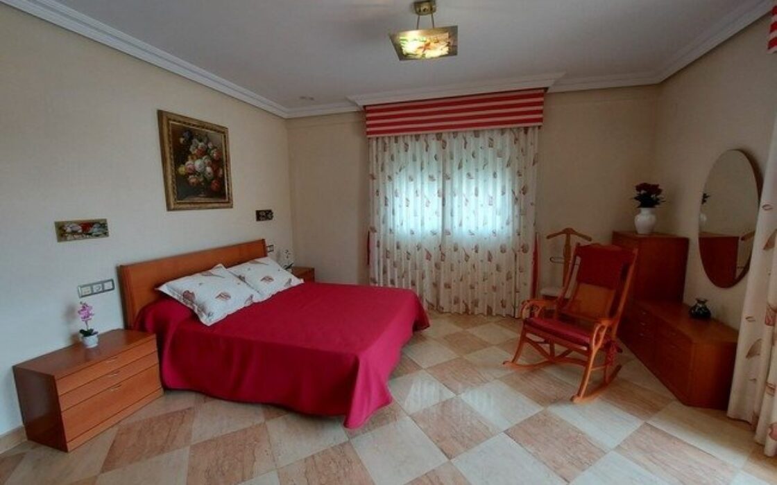 Вілла 600 кв.м в Торрев’єсі з басейном та ліфтом