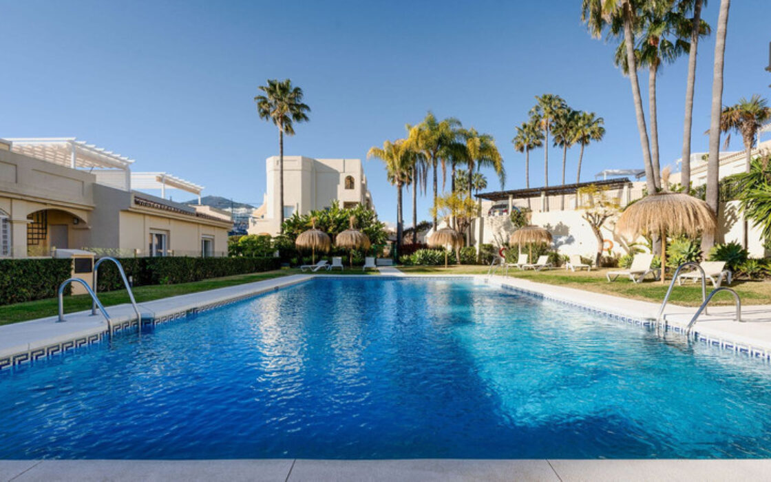 Квартира 130 кв.м с террасой в La Quinta, Испания