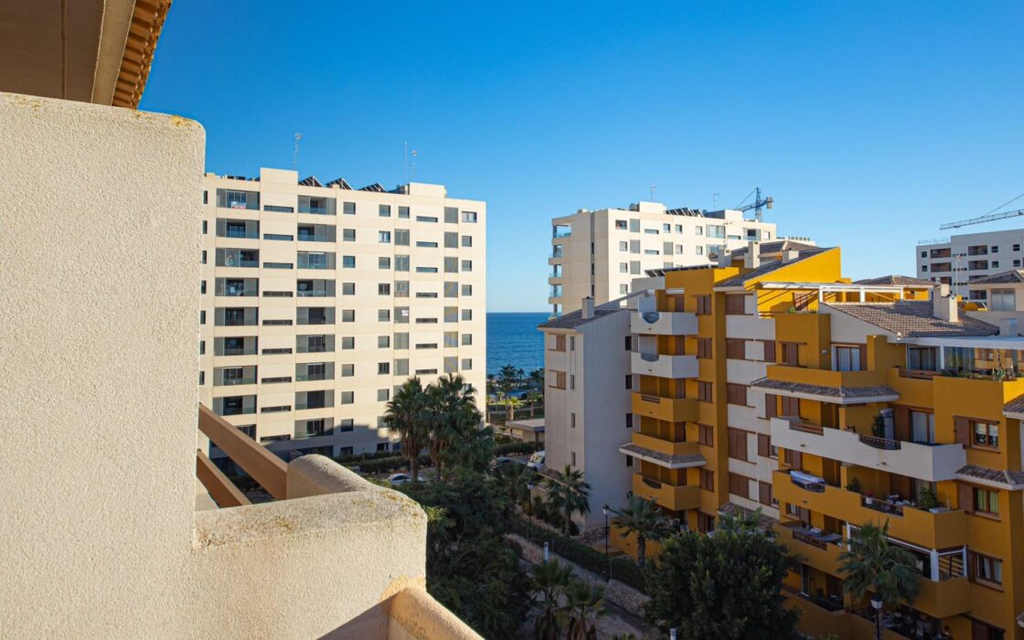 Апартаменты 3 комнаты в Торревьехе 150 м у моря с террасой