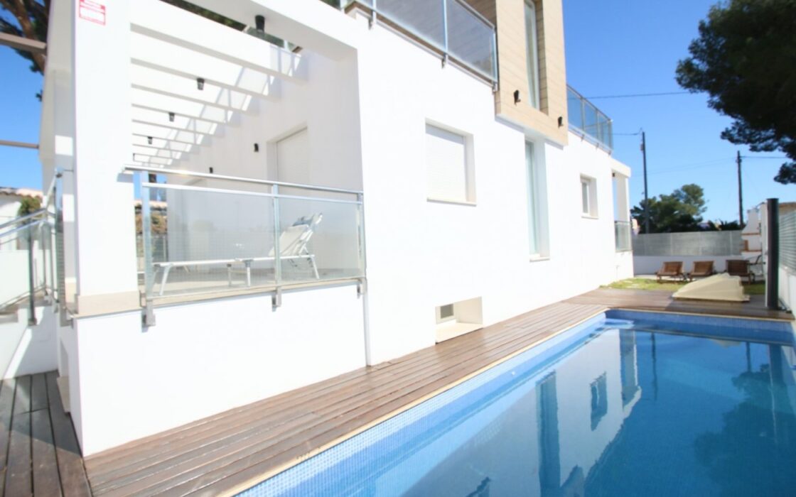 Дом 330 кв.м в La Nucía с террасой и бассейном