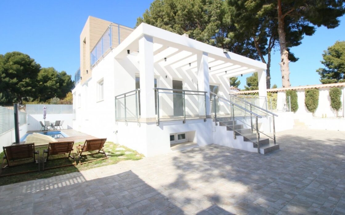 Дом 330 кв.м в La Nucía с террасой и бассейном