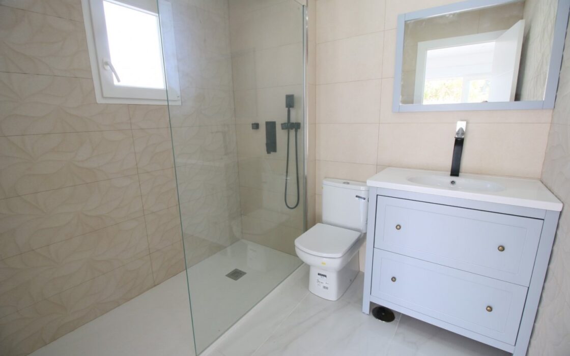 Дом 330 кв.м в La Nucía с террасой и бассейном