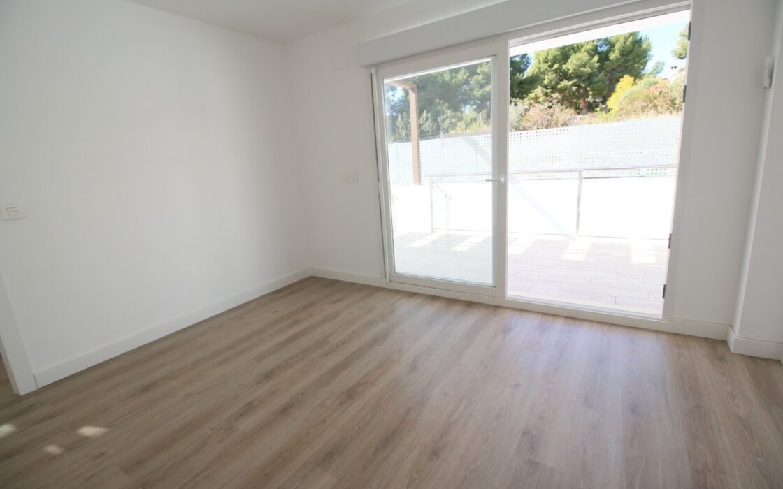 Дом 330 кв.м в La Nucía с террасой и бассейном