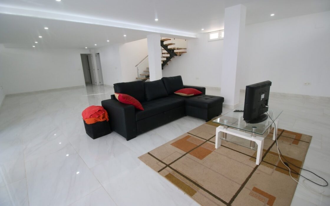 Дом 330 кв.м в La Nucía с террасой и бассейном