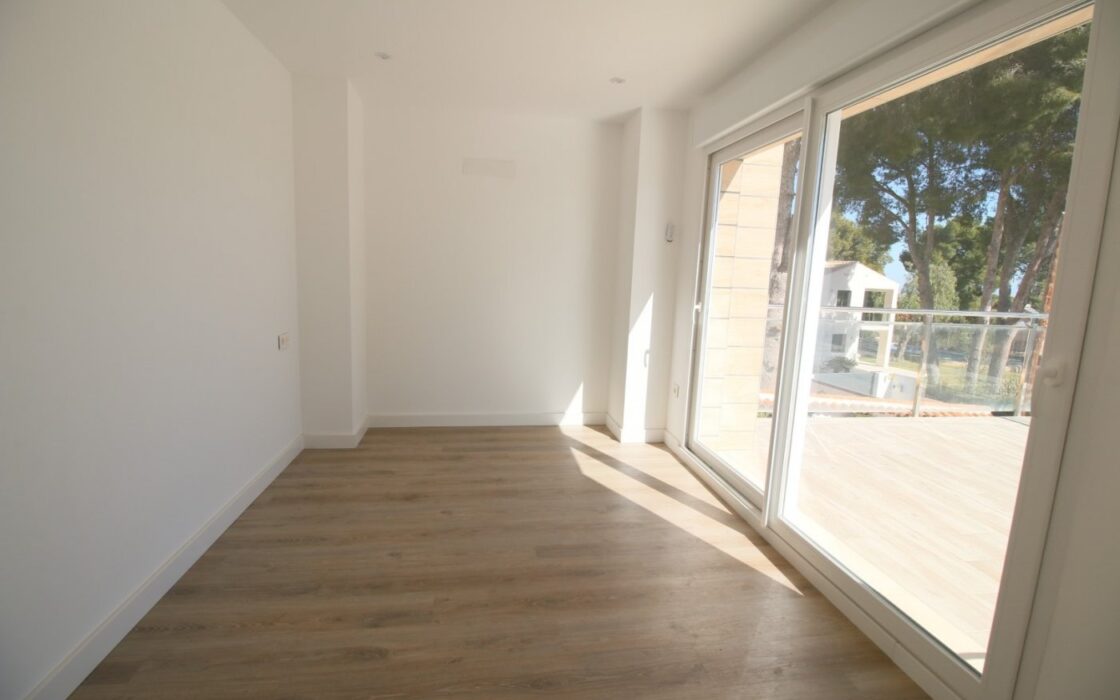 Дом 330 кв.м в La Nucía с террасой и бассейном