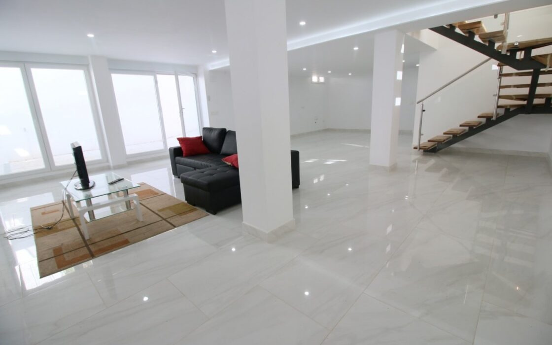 Дом 330 кв.м в La Nucía с террасой и бассейном