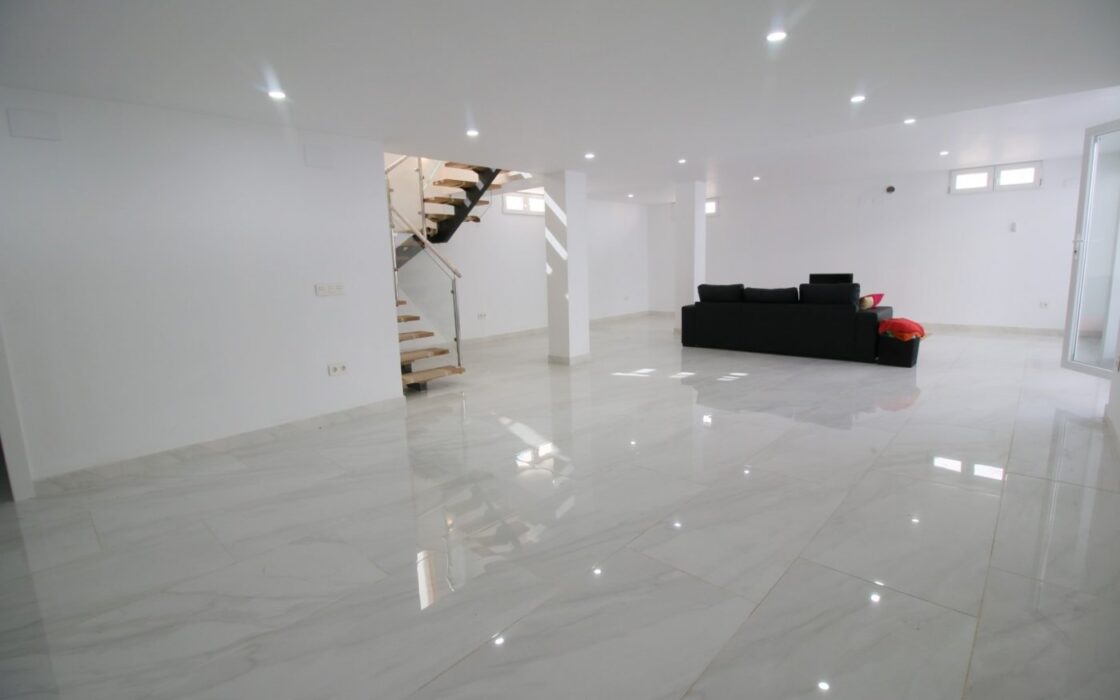 Дом 330 кв.м в La Nucía с террасой и бассейном