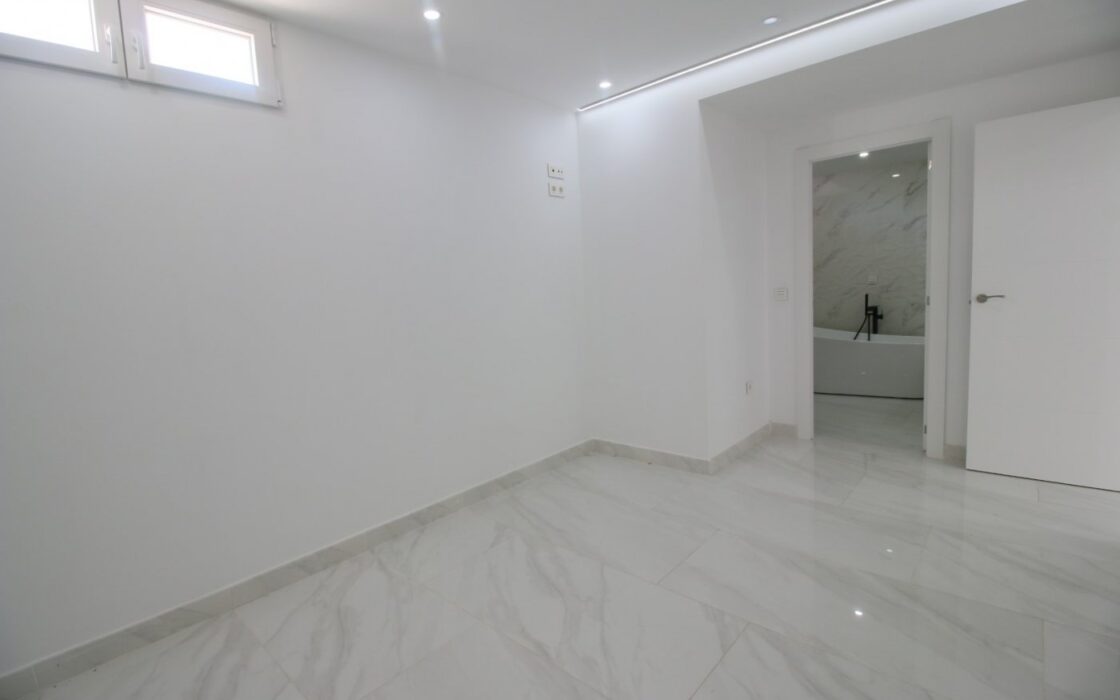 Дом 330 кв.м в La Nucía с террасой и бассейном