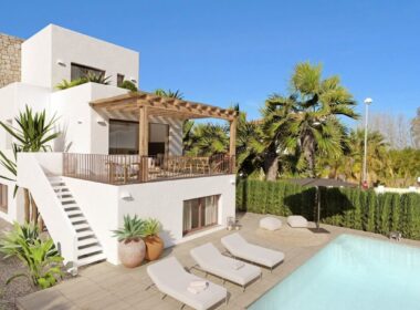 Будинок в Oliva 262 кв.м біля моря з терасою та басейном