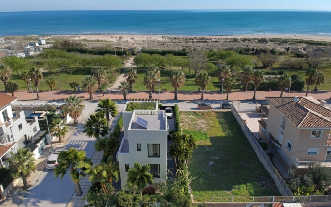 Дом в Oliva 262 кв.м у моря с террасой и бассейном