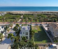 Дом в Oliva 262 кв.м у моря с террасой и бассейном