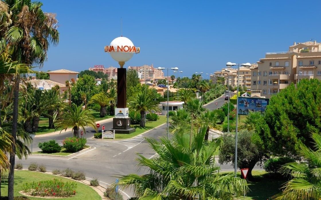 Дом в Oliva 262 кв.м у моря с террасой и бассейном